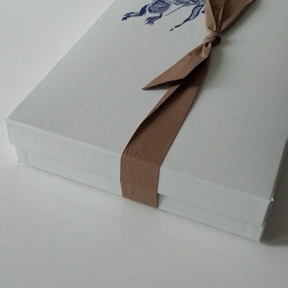 Burberry Gift Box - Picture 3 of 8